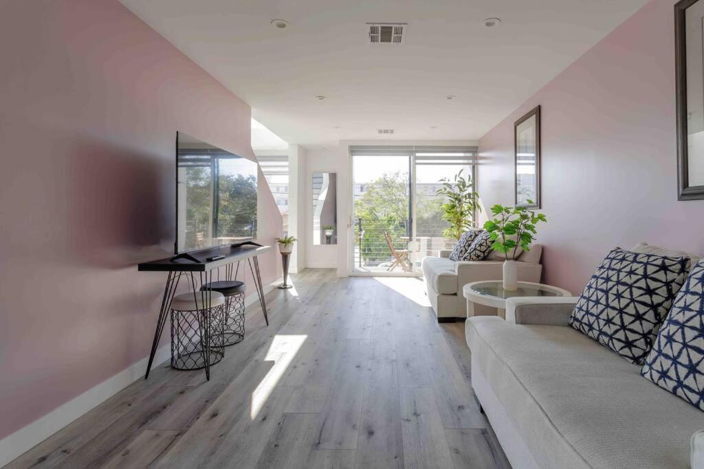 Stunning Hollywood Townhouse With Sunny Views Villa ลอสแอนเจลิส ภายนอก รูปภาพ