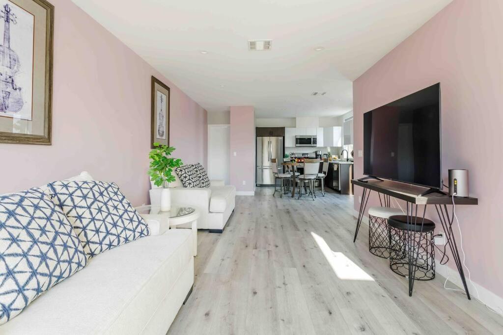 Stunning Hollywood Townhouse With Sunny Views Villa ลอสแอนเจลิส ภายนอก รูปภาพ