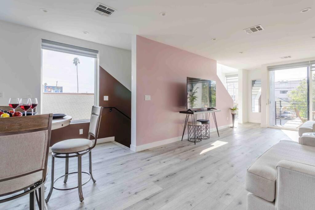 Stunning Hollywood Townhouse With Sunny Views Villa ลอสแอนเจลิส ภายนอก รูปภาพ